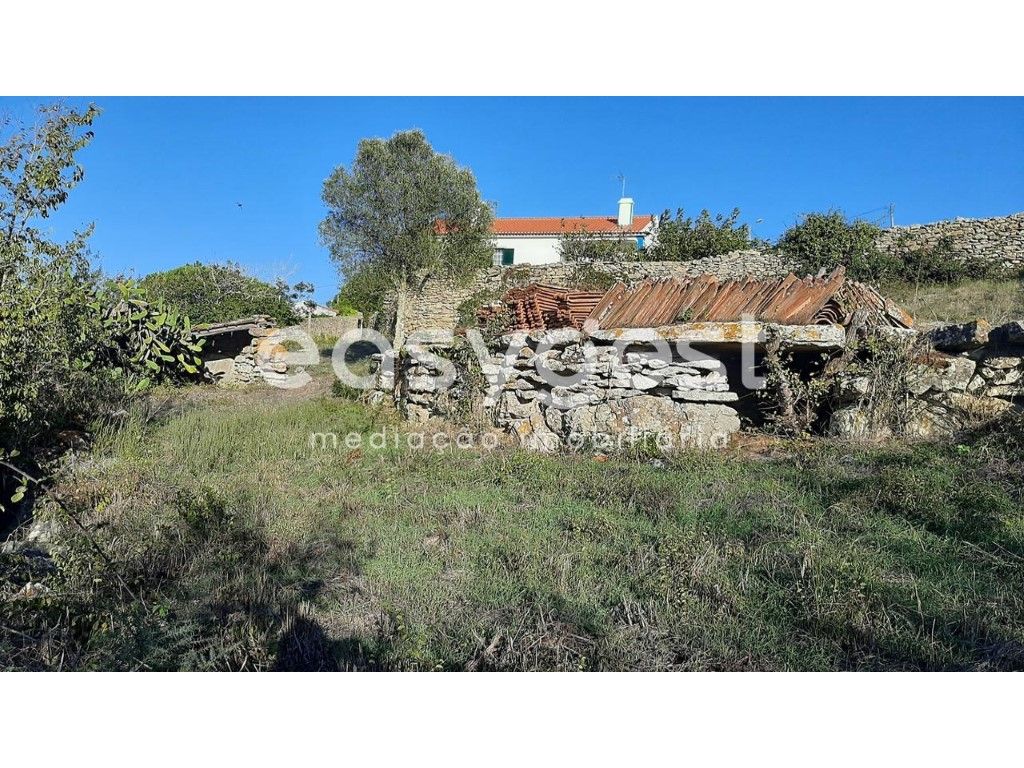 Terreno com uma vista deslumbrante onde predomina o verde...