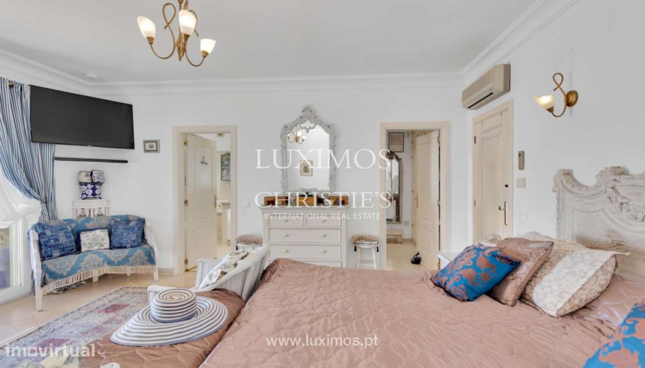 Moradia com piscina na primeira linha do mar à venda na Luz, Algarve - Grande imagem: 5/26