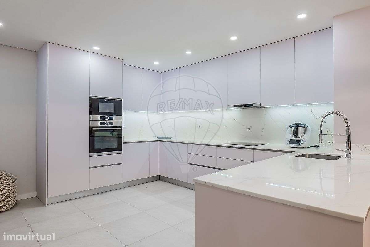 Moradia de Luxo T3+1 com Piscina Aquecida -300m da Praia em Matosinhos-7