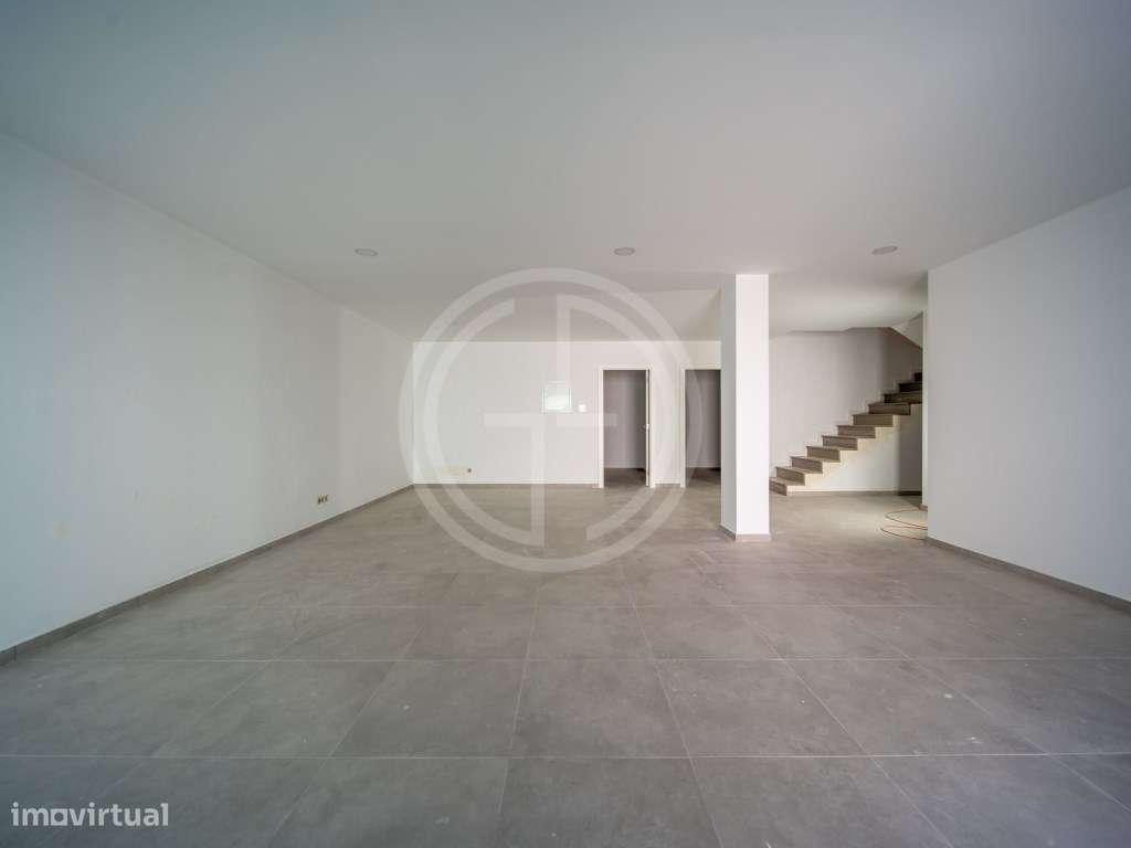 Moradia V3+1 com piscina privada em Gambelas-16