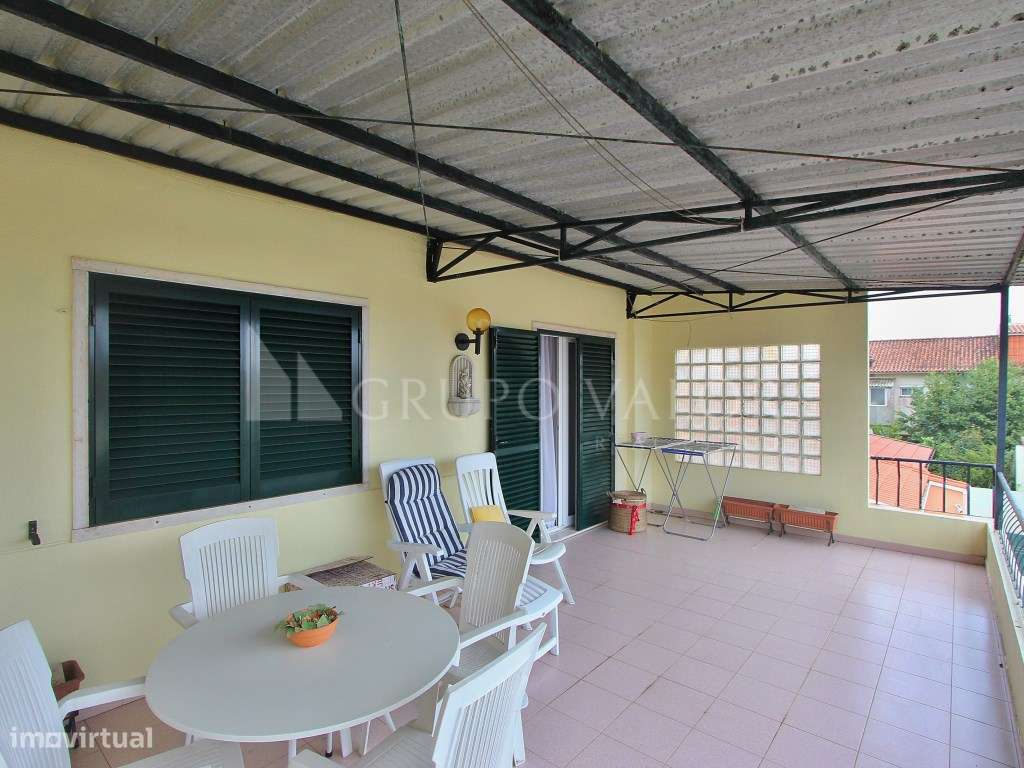 Moradia T4 com Garagem e Logradouro de 200m2 - Algueirão Mem Martins-20