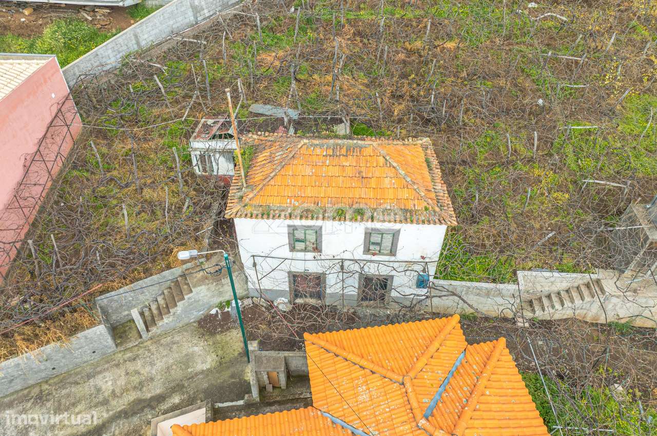 Moradia T2 para recuperar no Estreito de Câmara de Lobos - Grande imagem: 2/19