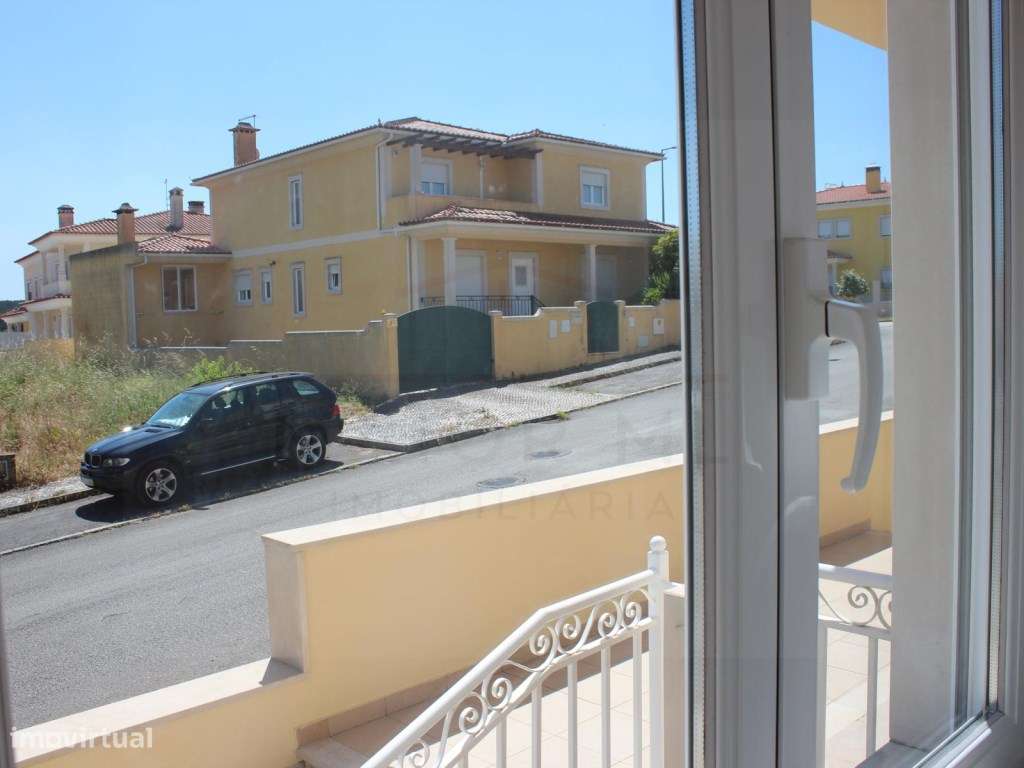 Moradia T5 com grandes áreas em zona muito tranquila de Rio Maior-13