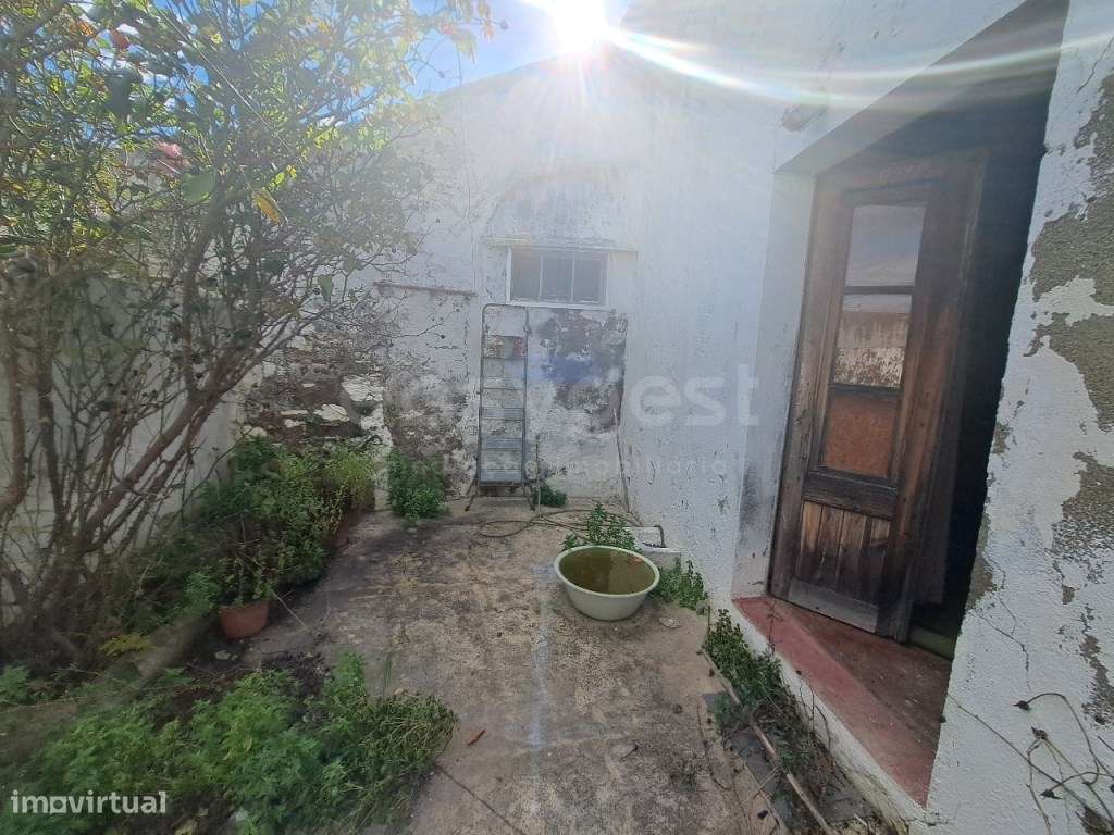 Moradia com traços antigos, com dois Logradouros localizado na Vidi... - Grande imagem: 4/23