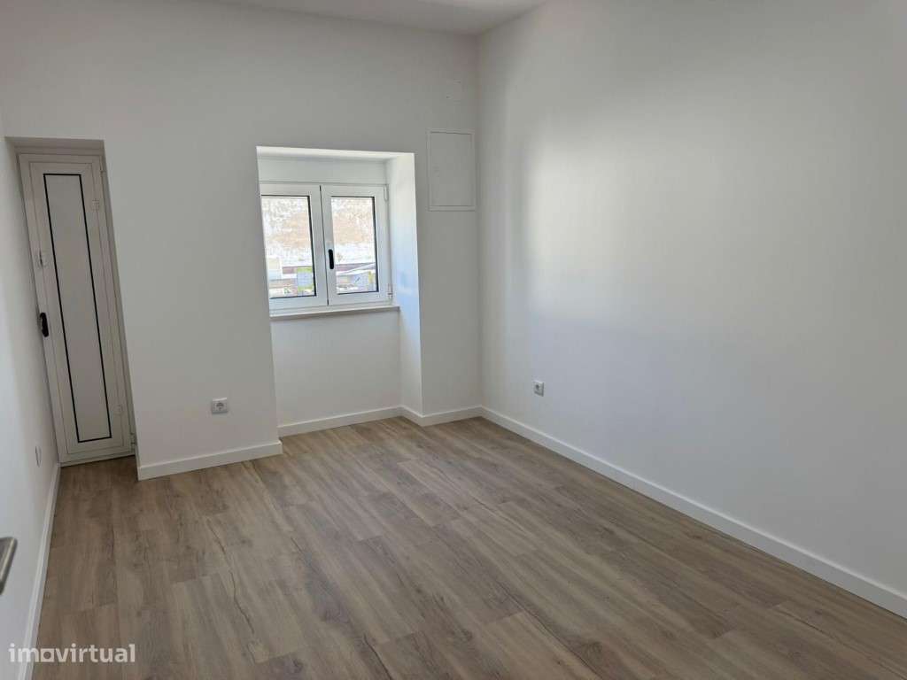 Moradia completamente remodelada na Carapinheira-7