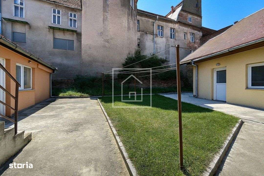 Apartament 4 camere  74 mp, curte si pivinta in Centrul Istoric SB-10