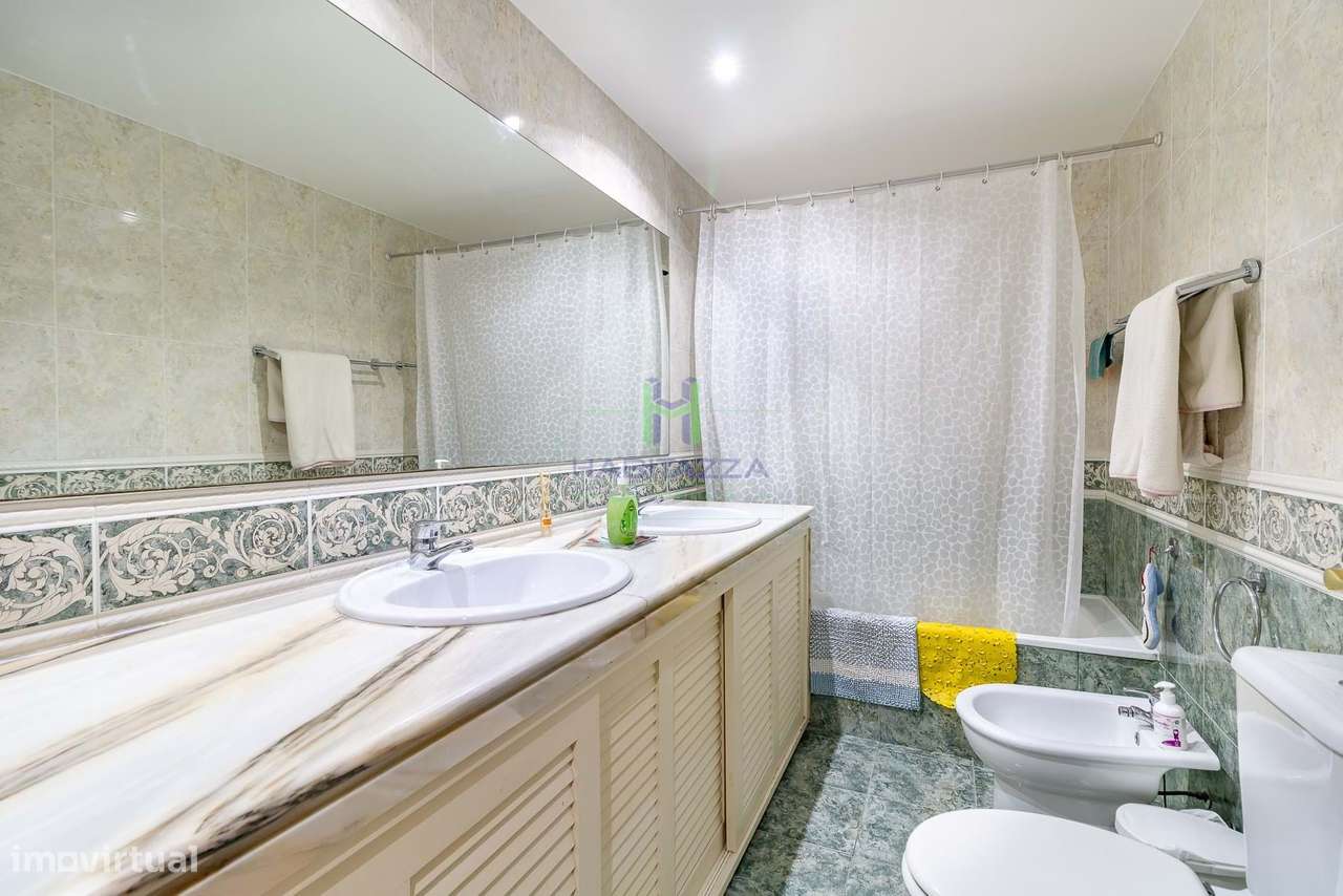 Apartamento T3 no último Piso, com 3 Frentes e Vistas Desafogadas em L-12