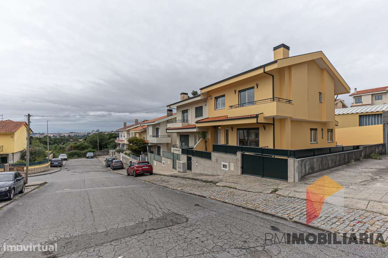 Moradia T4 em Fânzeres-55
