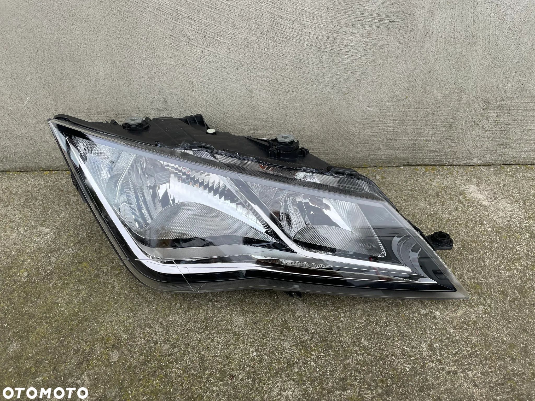 LAMPA PRZEDNIA PRAWA SEAT LEON III 2012-- NOWA VALEO - 1