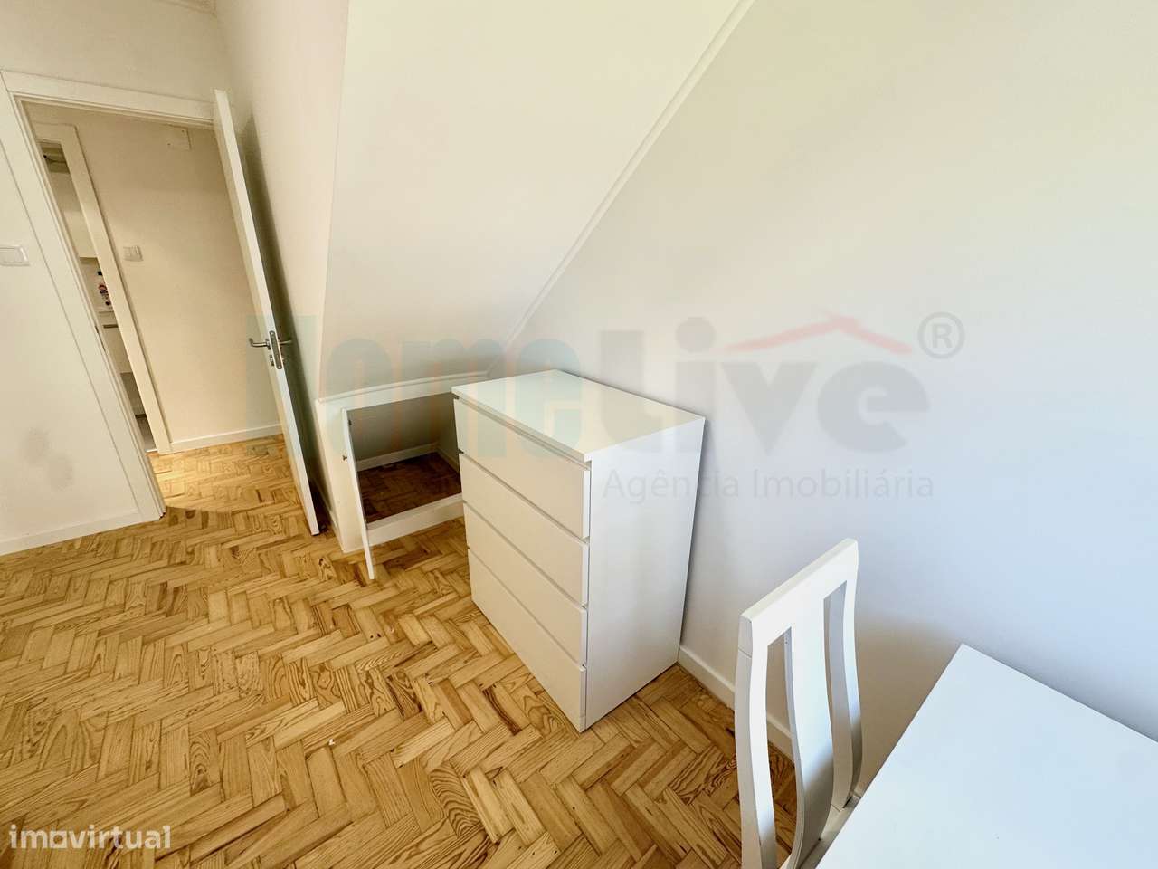 Apartamento T4 Remodelado e Mobilado Charquinho, Benfica-17