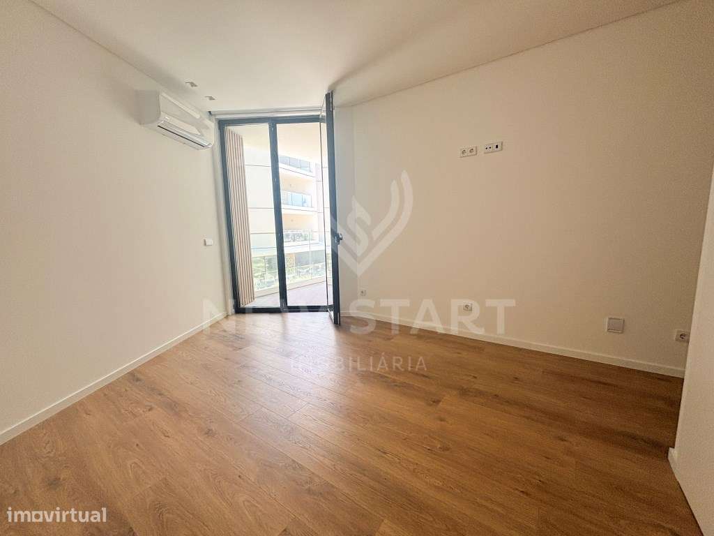 Apartamento T2 Moderno com Varanda e Piscinas no Condomínio Del Mar...-8