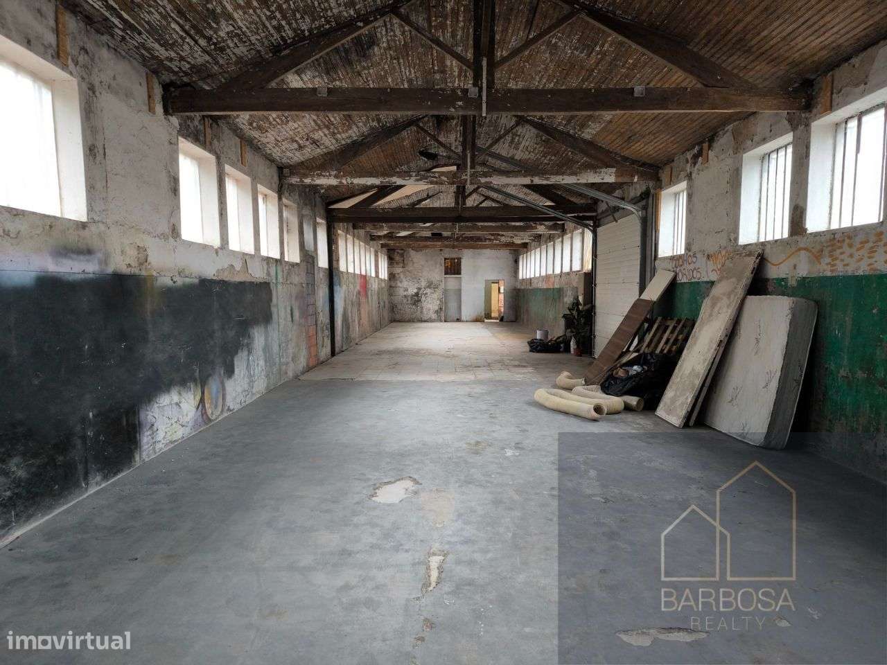 Armazém Ermesinde - 320m2 cobertos + 100m2 descobertos - zona Travagem - Grande imagem: 2/14