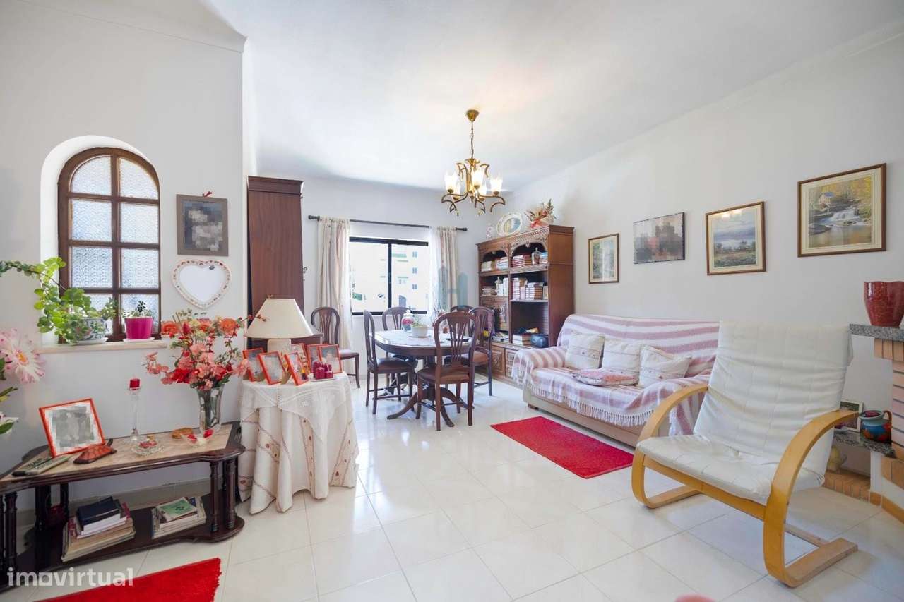 Moradia V4 com garagem na rua da escola de Hoteleira - Grande imagem: 4/23