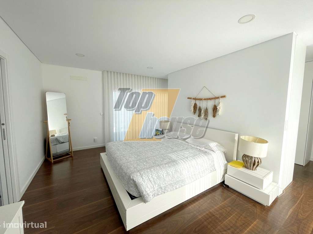 Moradia Isolada T4+1 com piscina-16