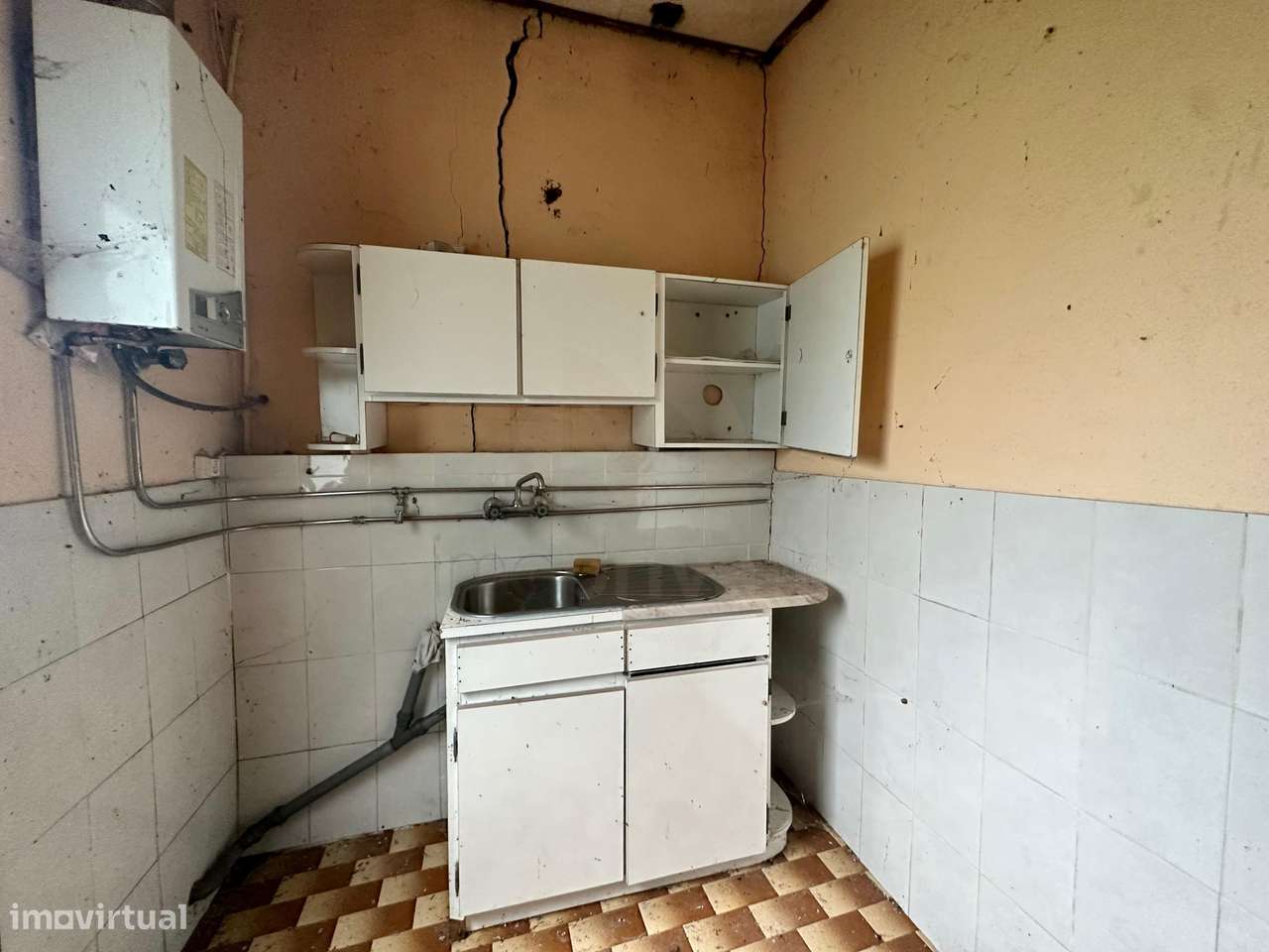 Moradia para restauro em Vila Fria, Felgueiras-11