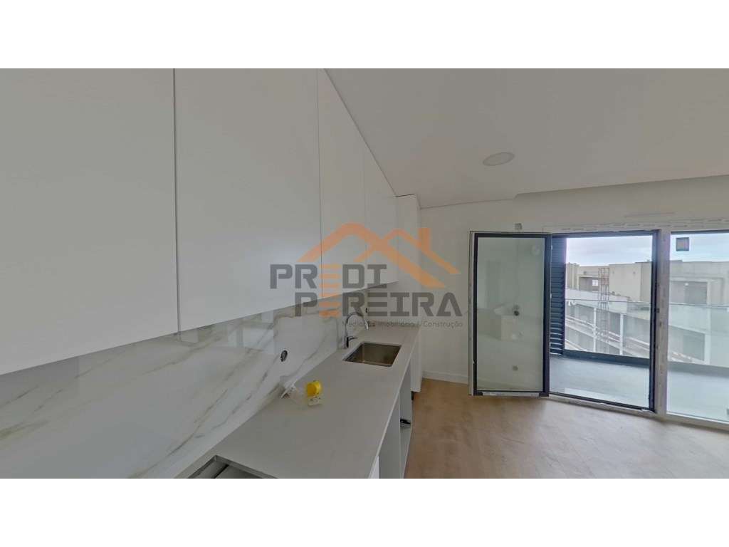 Apartamento T3, localizado em Santo António dos Cavaleiros. - Grande imagem: 4/27