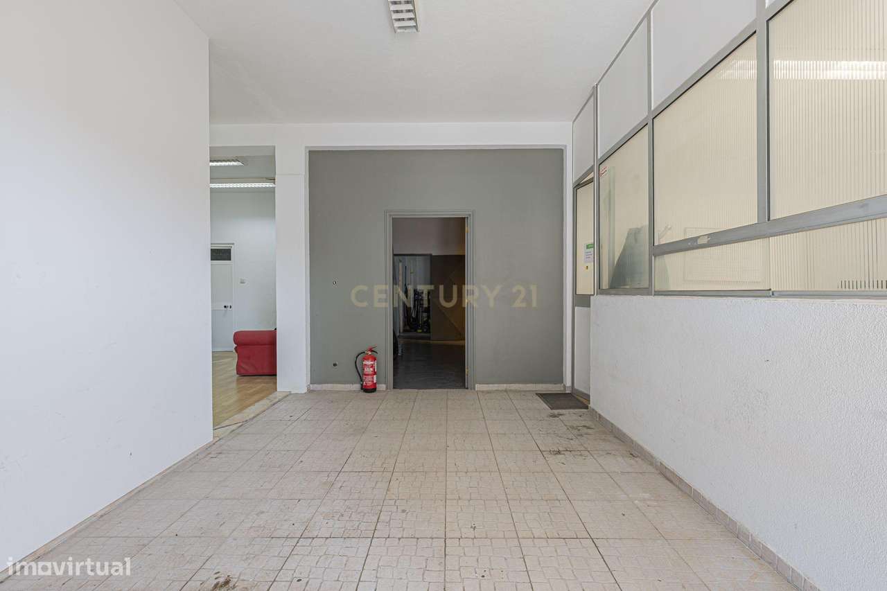 Armazém com elevado potencial e 220m² úteis, a 3 min da A2 - Grande imagem: 3/60