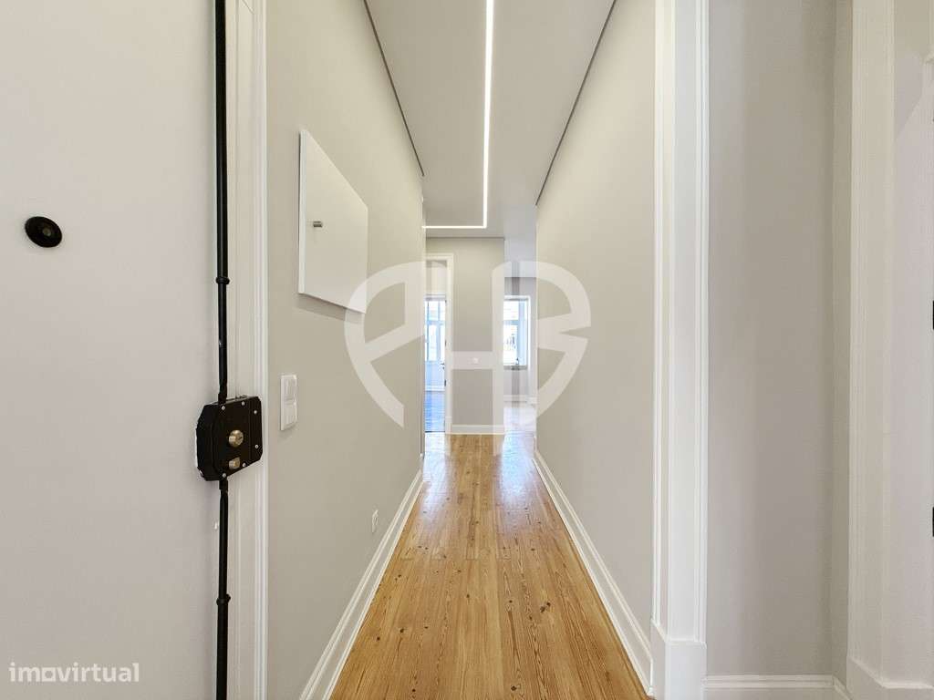 Apartamento T3 // Totalmente Renovado - Av. Almirante Reis-27