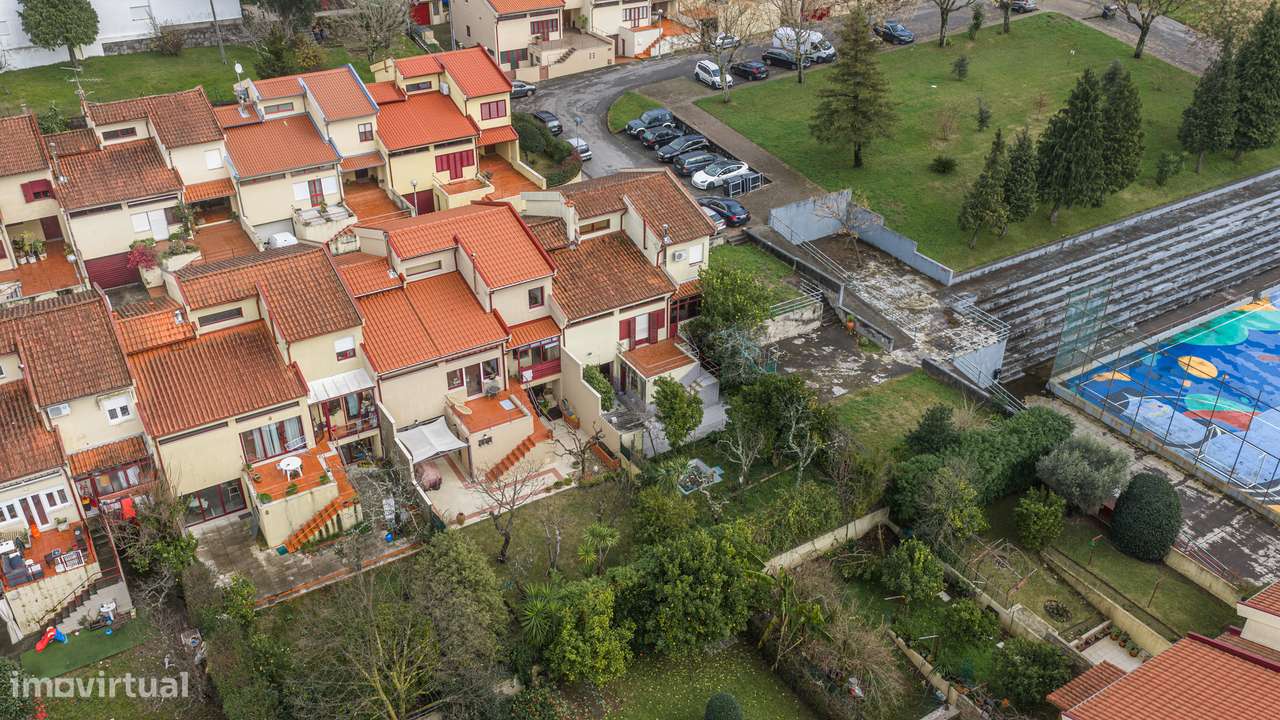 Moradia T4 de gaveto em Nogueira-39