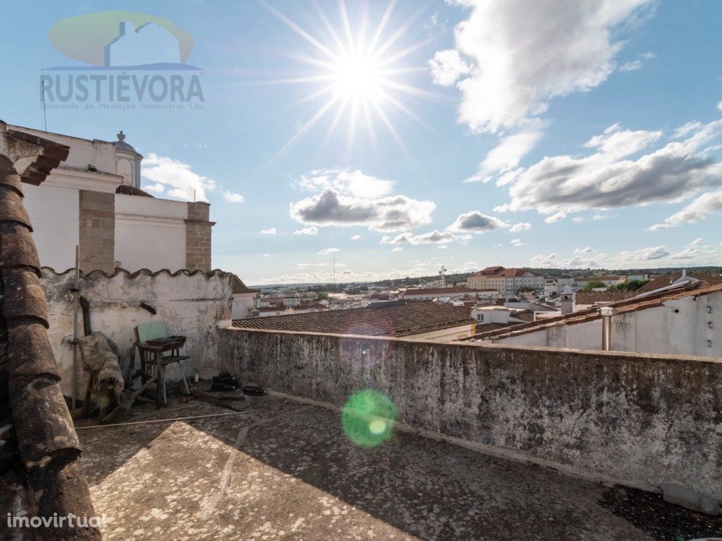 Prédio junto à Praça do Giraldo em Évora, nas arcadas med...