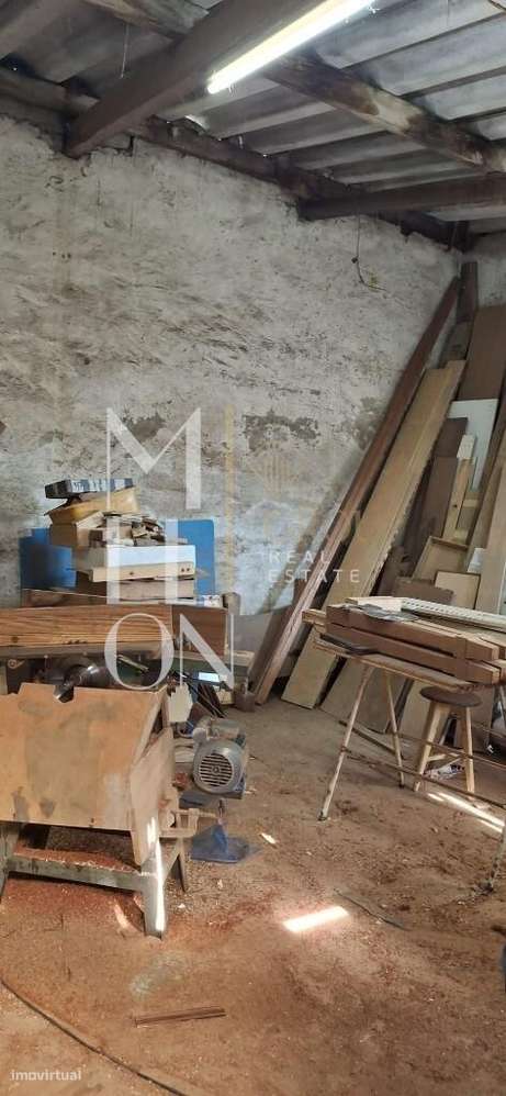 Moradia T2 bifamiliar com grande potêncial e excelente localização:-40