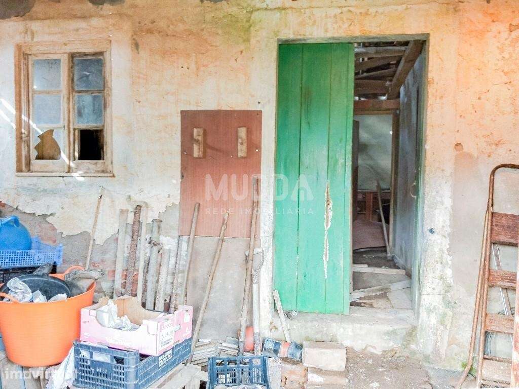 Ruína para recuperar com terreno de 1.050 m2 poço e árvores de fruto A-12