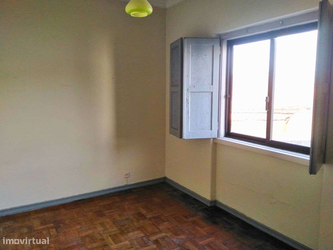 Moradia com 2 pisos a necessitar de obras de melhoramento. - Grande imagem: 2/19