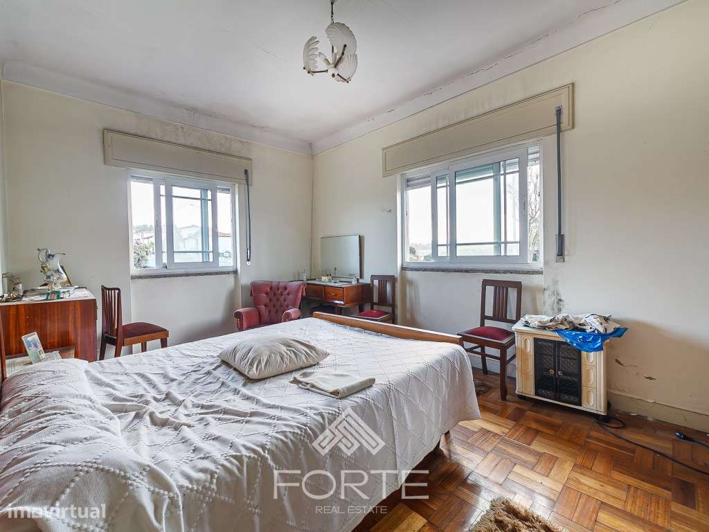 Moradia com pavilhões industriais e terreno-7