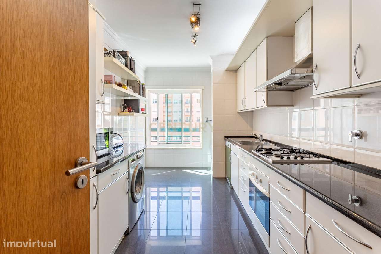 T2 com varanda, arrecadação e lugar de garagem – Rua São Bento Menni,-8