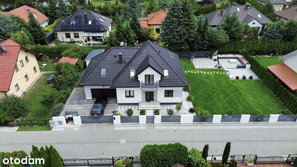 Nowoczesny dom z pięknym ogrodem