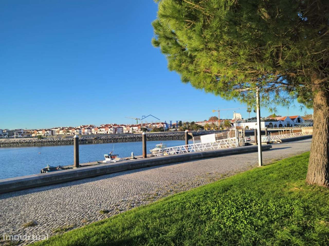 Prédio com quintal no centro do Montijo, junto a transportes-22