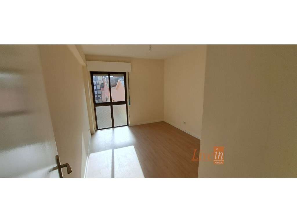 Apartamento T2 Totalmente Remodelado na Tapada das Mercês-12