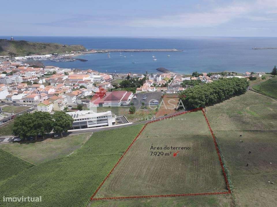 Terreno de 7.929 m2 no coração da Praia da Vitória - Grande imagem: 1/16