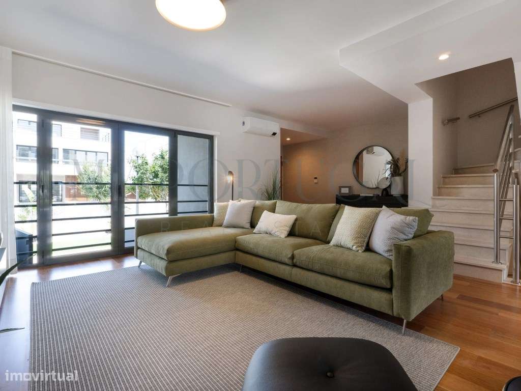 Elegância e Modernidade: Moradia T4 de Luxo com Rooftop em Alcochete - Grande imagem: 4/47