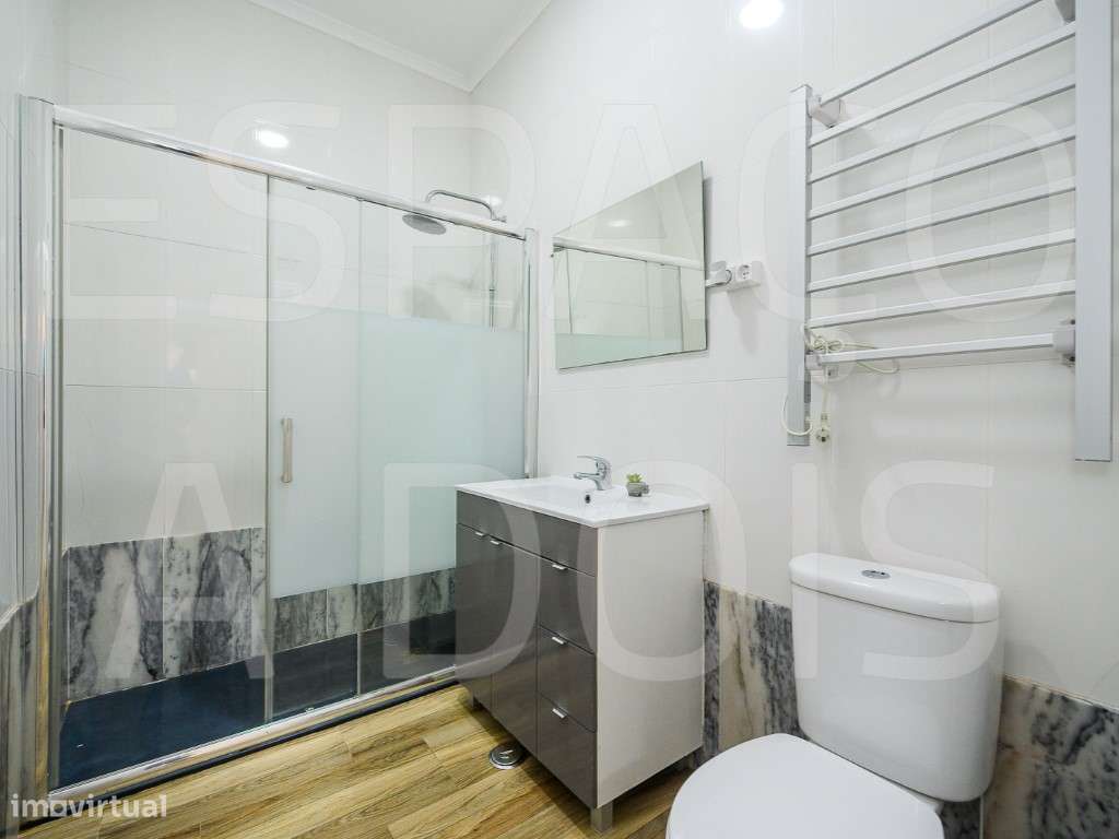 Amadora Centro | T3 Remodelado com 2 Suites e um Fantástico Logrado...-32