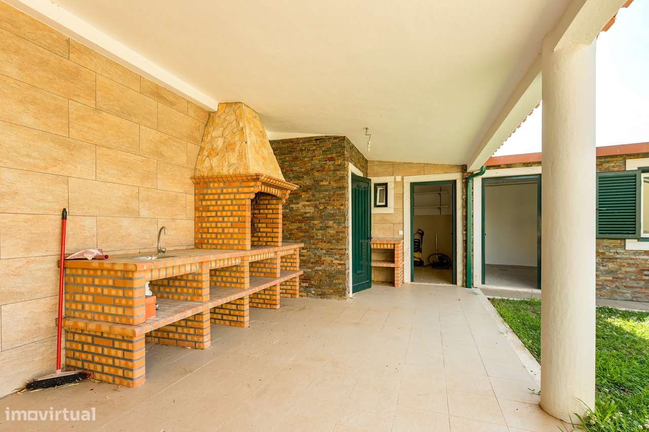Moradia T4 Renovada | 3 Suites | Lote 900m2-20