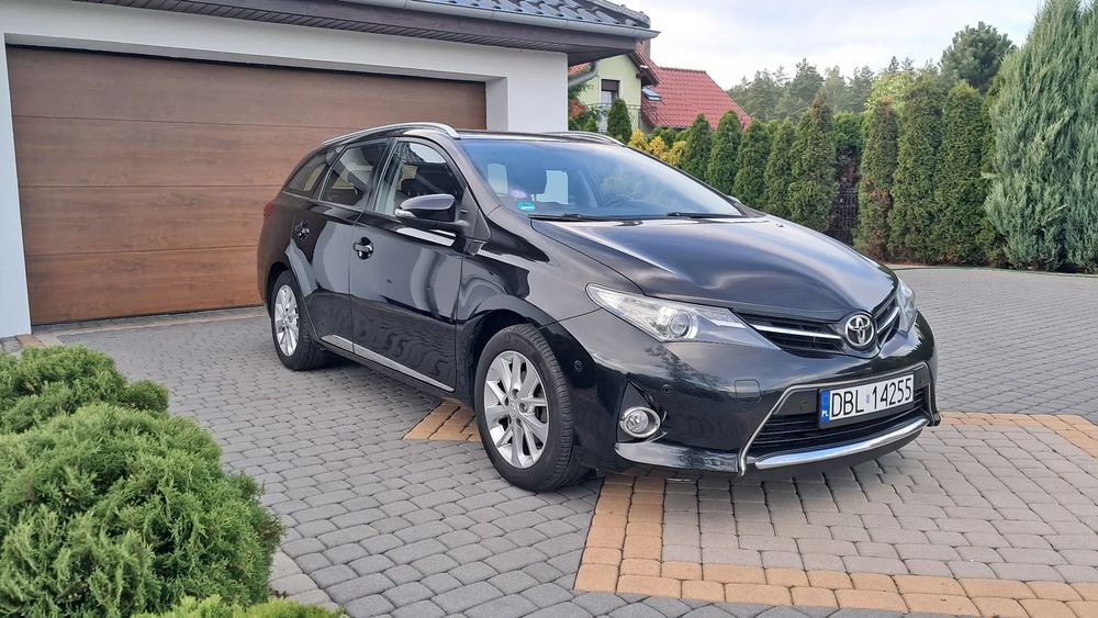 Toyota Auris II (2012-) 1.6 Valvematic Executive 2013