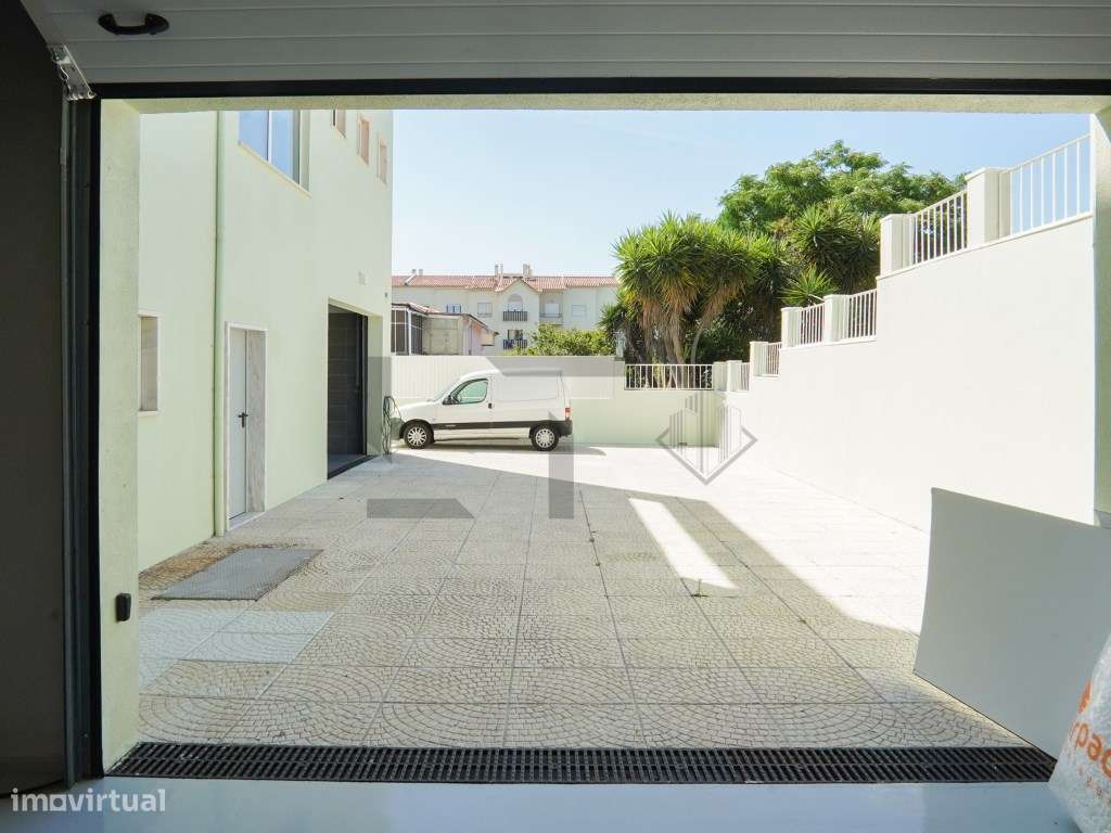 Prédio com Licença de Serviços para Arrendamento em Alfragide, Lisboa-48
