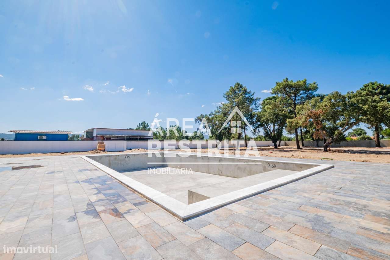 Moradia T5 de Luxo, num terreno de 5.239 m² na Quinta do Anjo - Grande imagem: 2/43