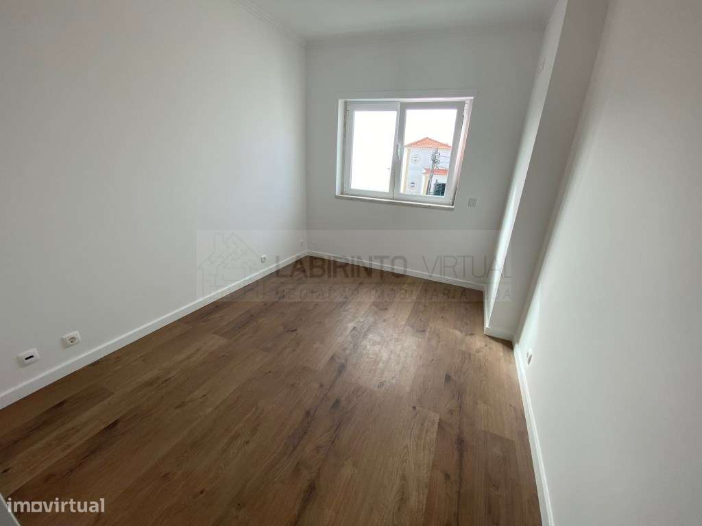 Vende-se excelente Moradia V3+1 na Ericeira, com vista mar.-21