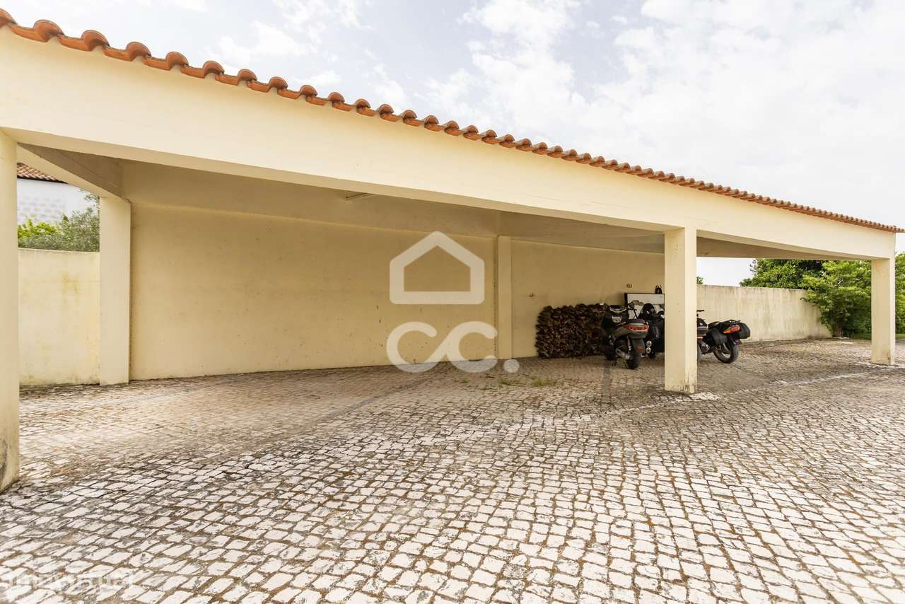 Quinta com 5 quartos com  piscina, campo de jogos e Boxs para cavalos-48