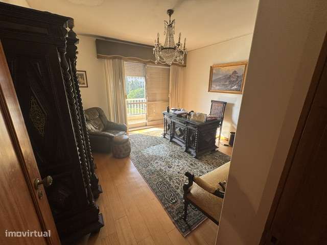 Apartamento T5 na Rua do Campo Alegre-32