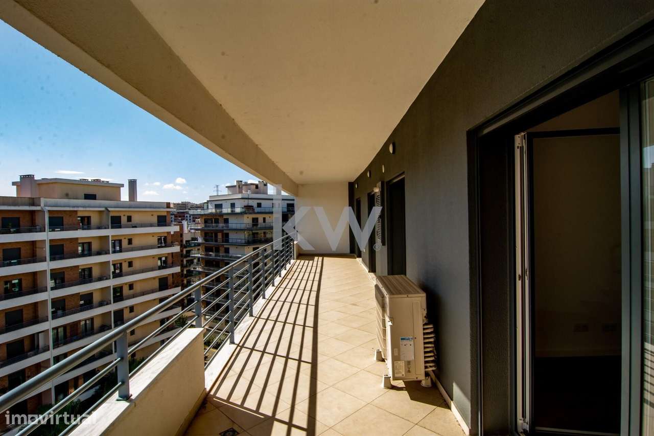 Luxo Raro nas Colinas do Cruzeiro – T3+1 com Mega Box e Terraço Privad-35