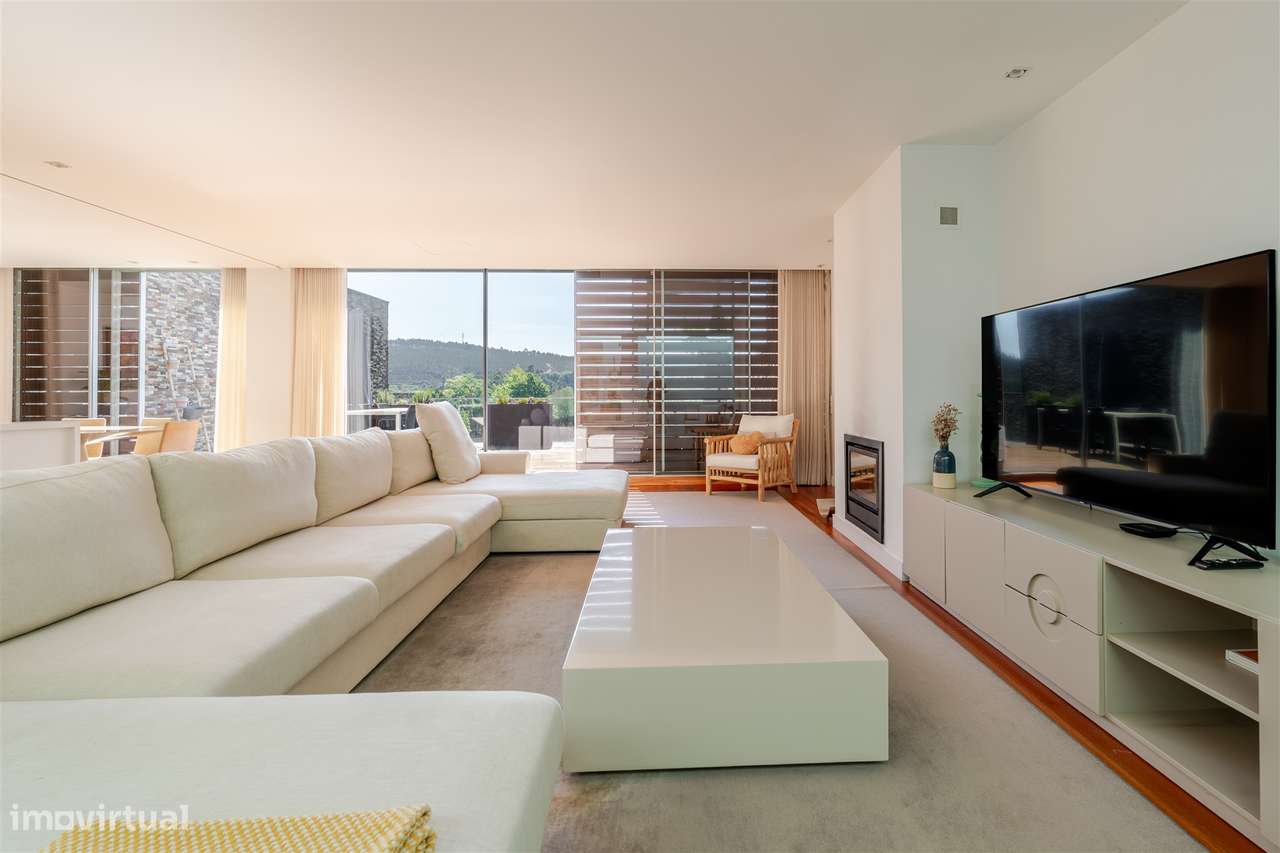 Moradia T4 com piscina, jardim e vista tranquila-14