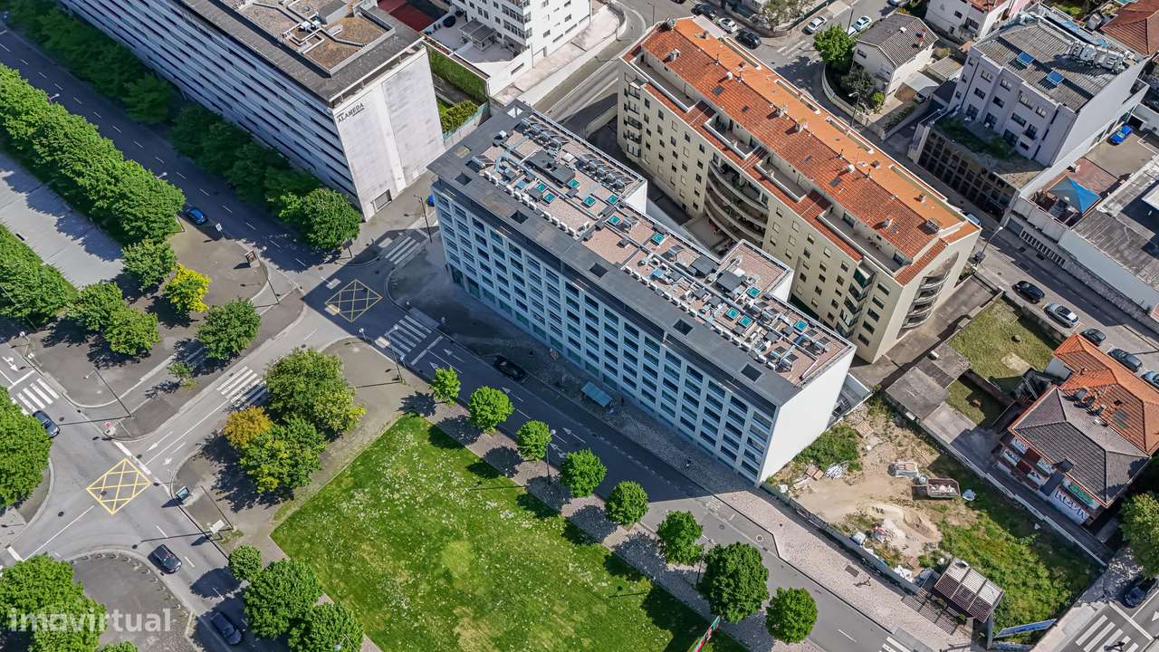 T3 Novo em Condomínio com Jardim, 3 Garagens, Permuta Possível-22