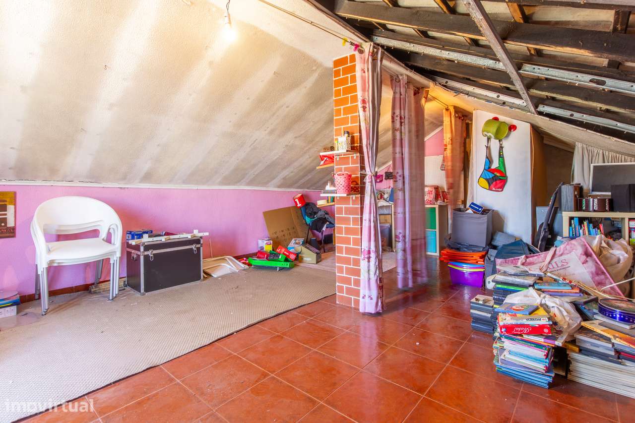 Quinta do Conde - Moradia isolada inserida em terreno de 646m²-26