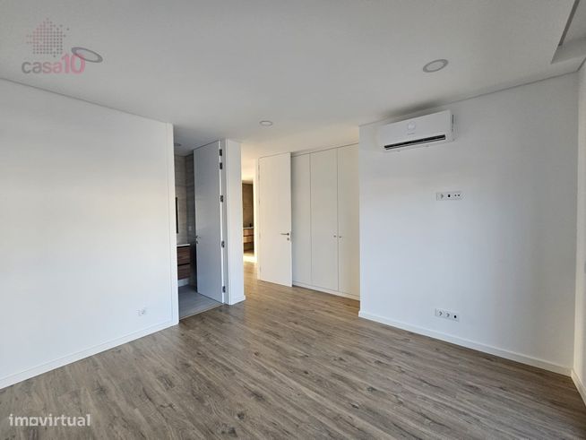Moradia com piscina, a estrear, para venda em Azeitão-14