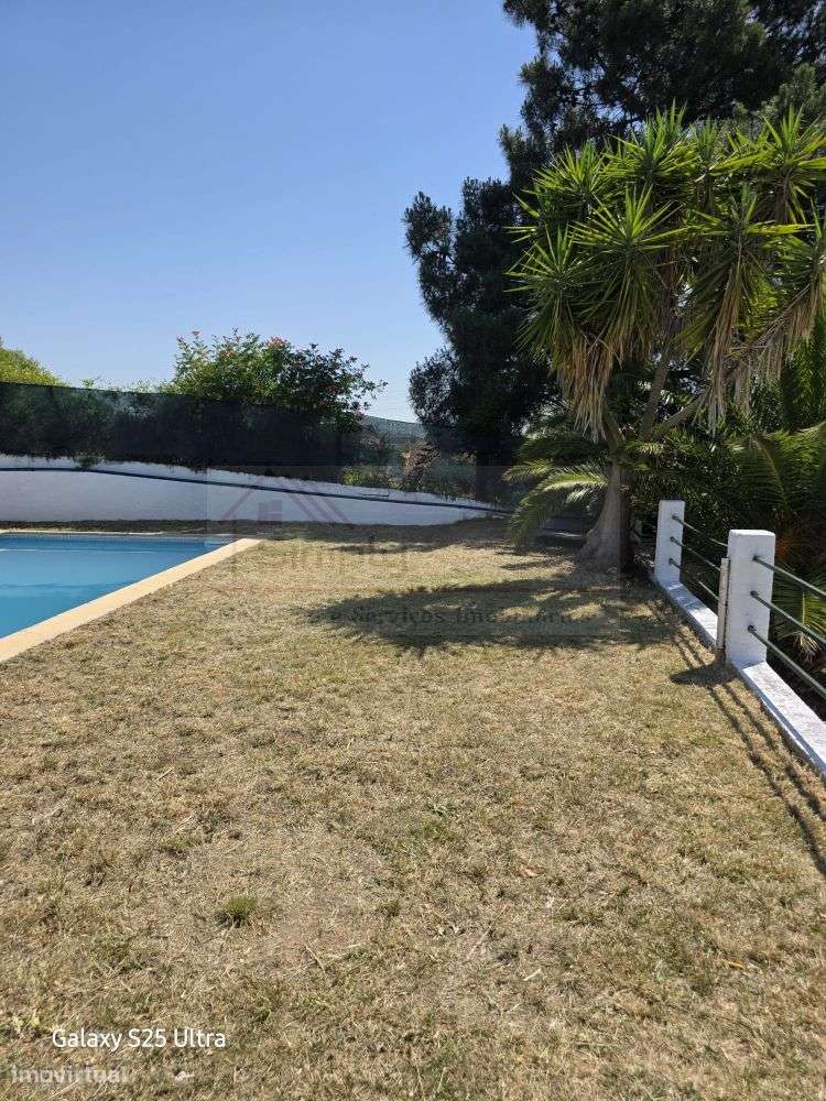 Moradia T4 com piscina e 900 m² de terreno na Quinta da Serralheira,-12