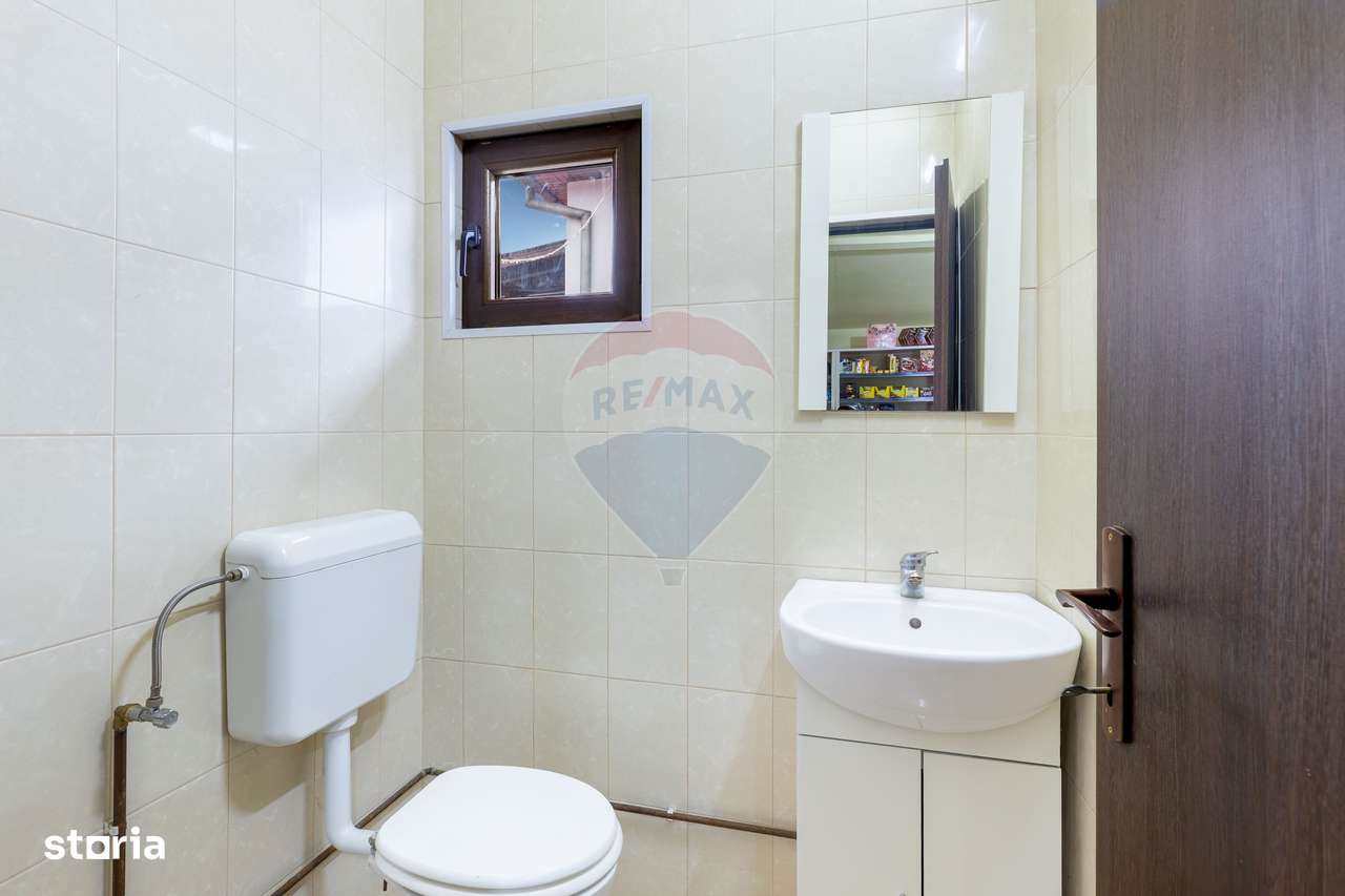 Casă spațioasă cu 4 camere și spațiu comercial în Bujac-8