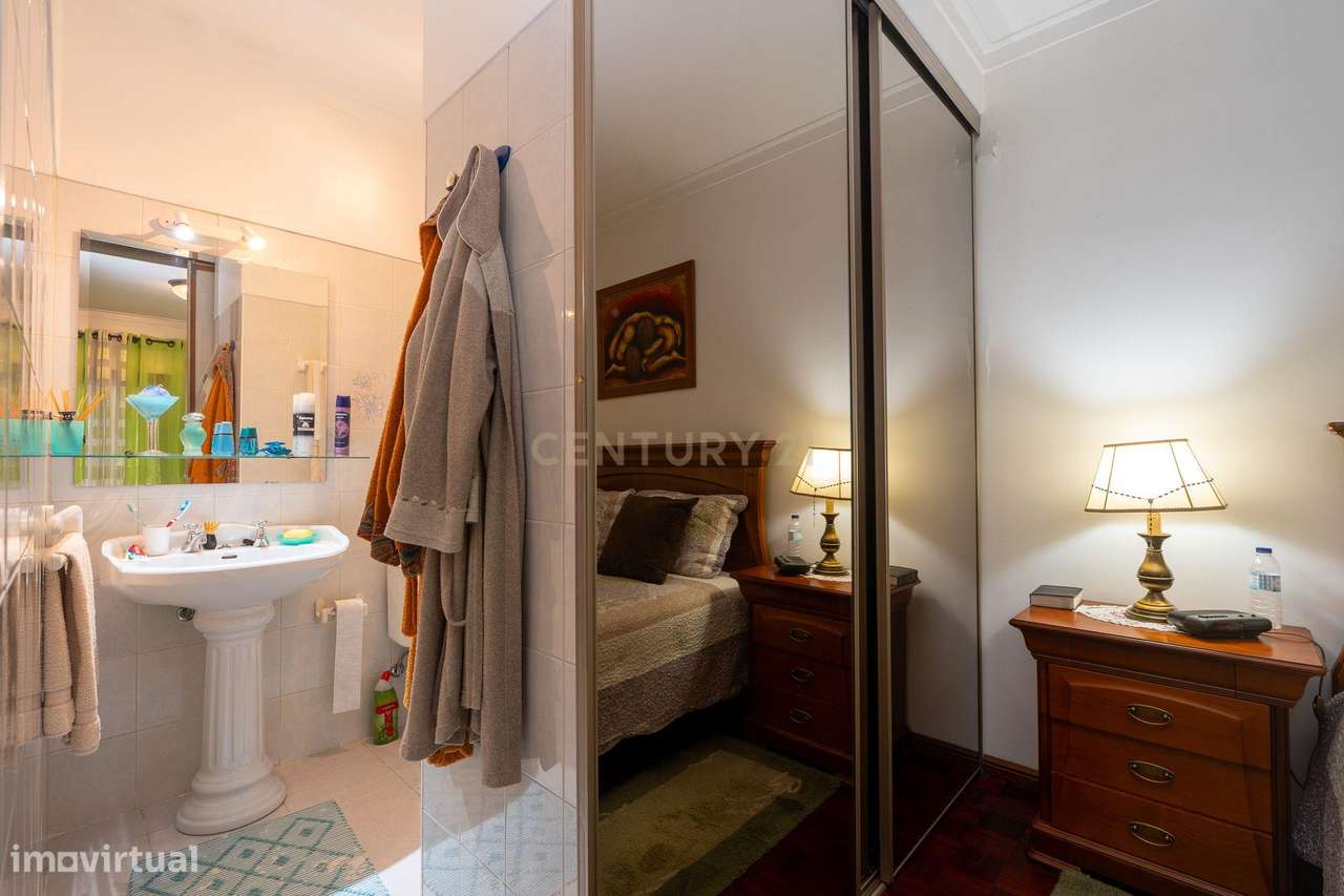 Apartamento de tipologia T2, com box e varandas, localizado em Rio de-20